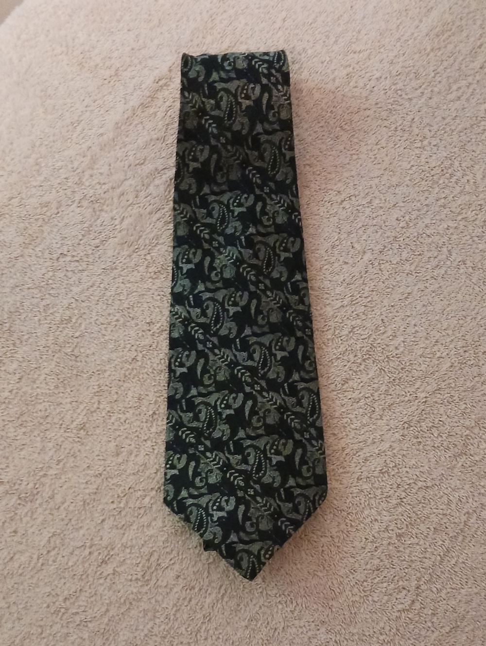 Men's Black and Green Paisley Tie - Classic Formal Accessory